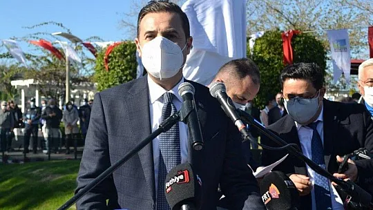 Uğur Mumcu Parkı'na yakışan anıt karanfillerle donatıldı