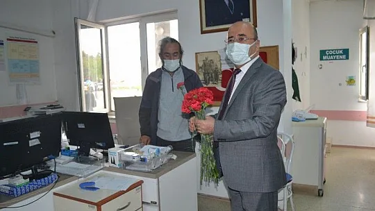 Başhekim Okulu'dan sağlık çalışanlarına kırmızı karanfiller