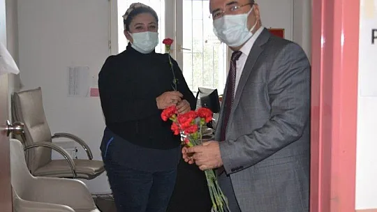 Başhekim Okulu'dan sağlık çalışanlarına kırmızı karanfiller