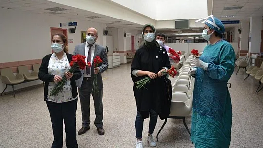 Başhekim Okulu'dan sağlık çalışanlarına kırmızı karanfiller