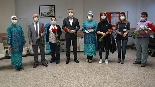 Başhekim Okulu'dan sağlık çalışanlarına kırmızı karanfiller