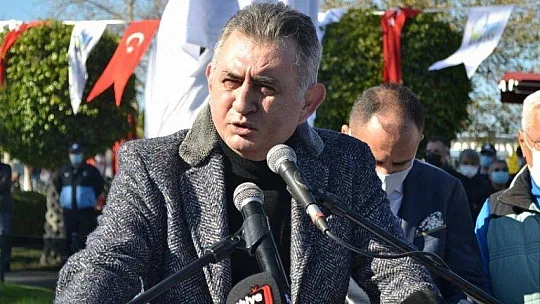 Uğur Mumcu Parkı'na yakışan anıt karanfillerle donatıldı