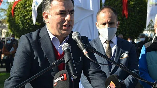 Uğur Mumcu Parkı'na yakışan anıt karanfillerle donatıldı