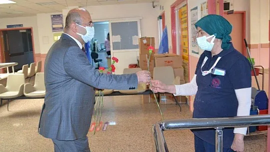 Başhekim Okulu'dan sağlık çalışanlarına kırmızı karanfiller