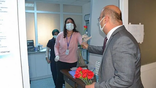 Başhekim Okulu'dan sağlık çalışanlarına kırmızı karanfiller