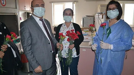 Başhekim Okulu'dan sağlık çalışanlarına kırmızı karanfiller