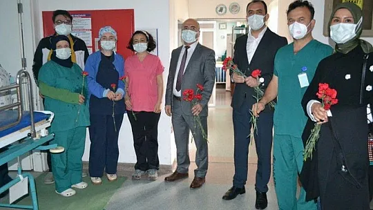 Başhekim Okulu'dan sağlık çalışanlarına kırmızı karanfiller