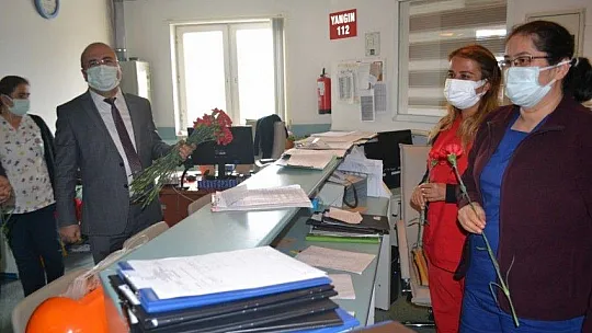 Başhekim Okulu'dan sağlık çalışanlarına kırmızı karanfiller