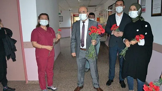 Başhekim Okulu'dan sağlık çalışanlarına kırmızı karanfiller
