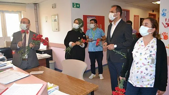 Başhekim Okulu'dan sağlık çalışanlarına kırmızı karanfiller