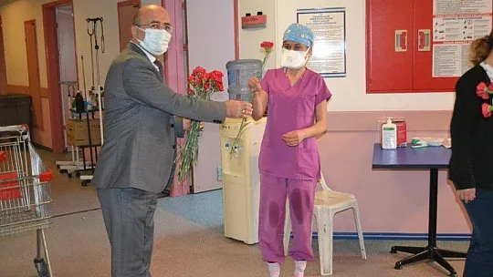 Başhekim Okulu'dan sağlık çalışanlarına kırmızı karanfiller