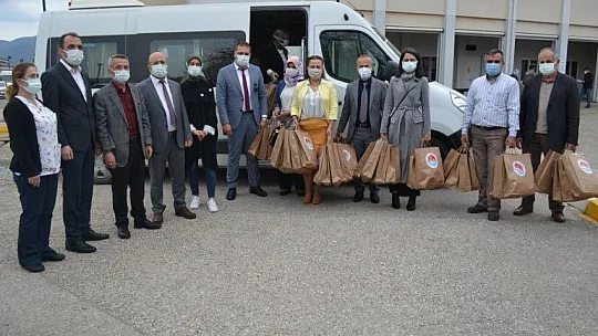 Minik ellerden sağlık çalışanlarına Tıp Bayramı hediyesi