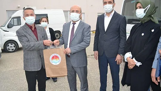 Minik ellerden sağlık çalışanlarına Tıp Bayramı hediyesi