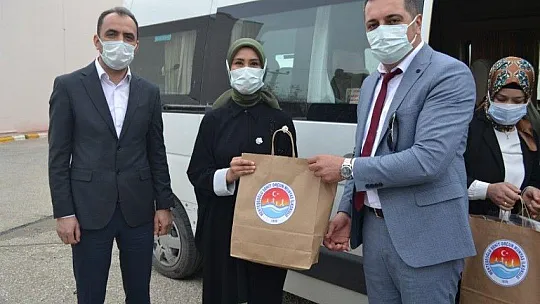 Minik ellerden sağlık çalışanlarına Tıp Bayramı hediyesi