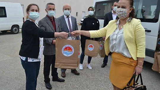 Minik ellerden sağlık çalışanlarına Tıp Bayramı hediyesi