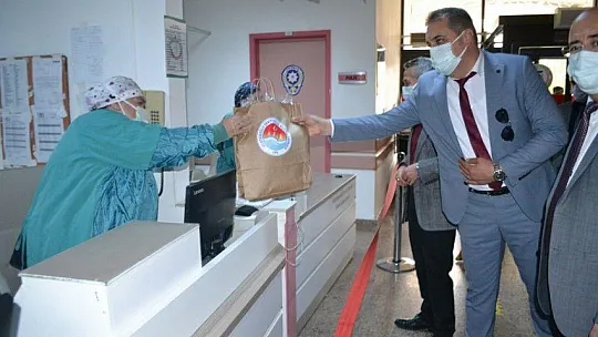 Minik ellerden sağlık çalışanlarına Tıp Bayramı hediyesi