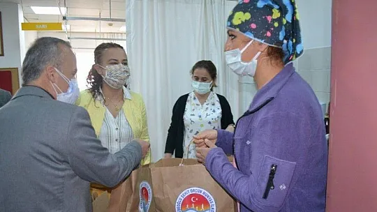 Minik ellerden sağlık çalışanlarına Tıp Bayramı hediyesi