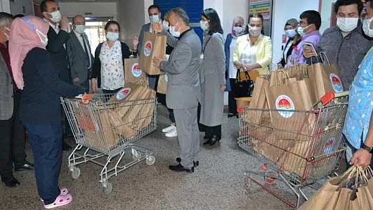 Minik ellerden sağlık çalışanlarına Tıp Bayramı hediyesi