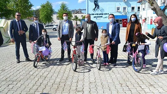 Muhtardan örnek davranış, 100 çocuğu bisiklet sahibi yaptı