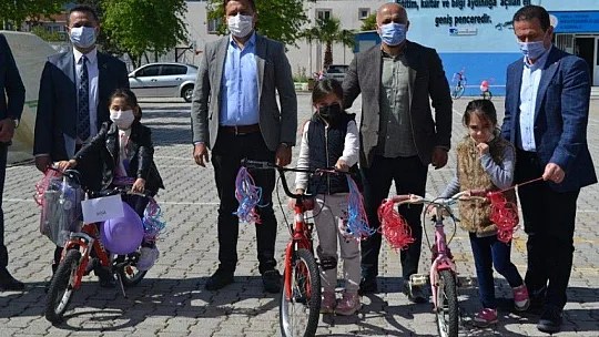 Muhtardan örnek davranış, 100 çocuğu bisiklet sahibi yaptı