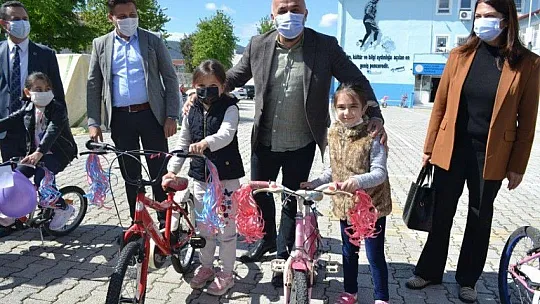 Muhtardan örnek davranış, 100 çocuğu bisiklet sahibi yaptı