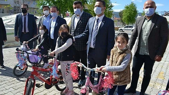 Muhtardan örnek davranış, 100 çocuğu bisiklet sahibi yaptı
