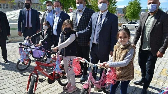 Muhtardan örnek davranış, 100 çocuğu bisiklet sahibi yaptı