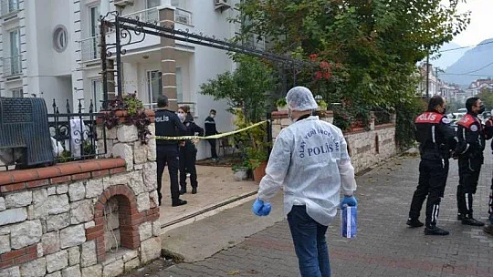 10 yıllık eşini bıçakla öldürdü