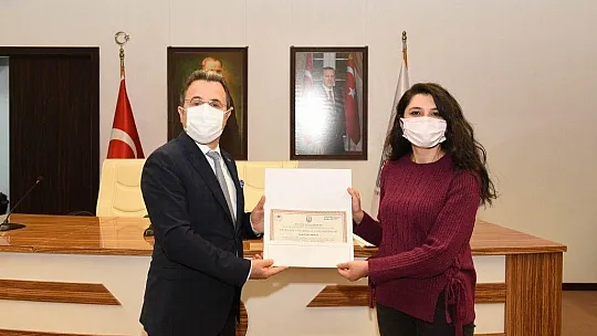 Araştırmacılar deney hayvanları kullanım sertifikalarını aldı