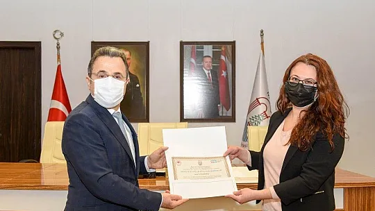 Araştırmacılar deney hayvanları kullanım sertifikalarını aldı
