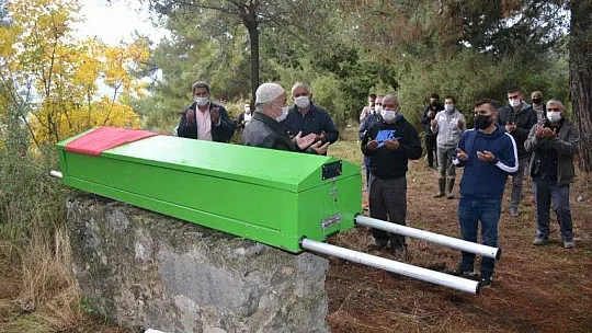 Bıçakla öldürülen anne toprağa verildi