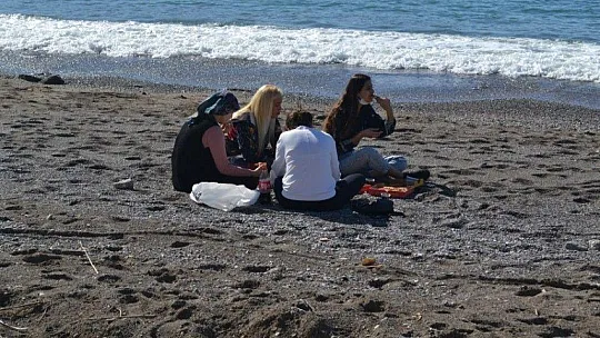 Kısıtlama sonrası plajlar ve sahil bandı doldu