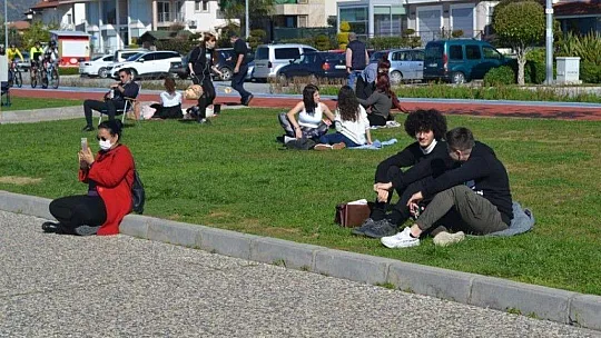 Kısıtlama sonrası plajlar ve sahil bandı doldu