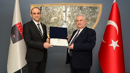 'TÜBA Bilim Ödülü'nü Cumhurbaşkanı Erdoğan'dan Aldı