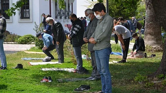 Ramazan ayının ilk cuma namazına yoğun katılım