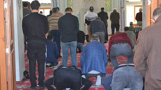Ramazan ayının ilk cuma namazına yoğun katılım