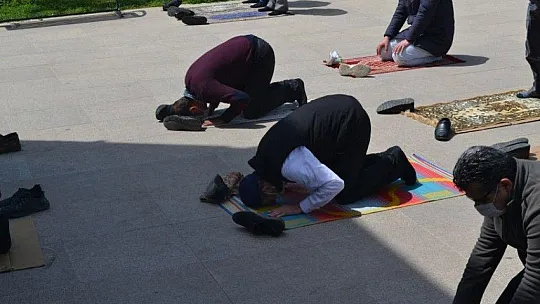 Ramazan ayının ilk cuma namazına yoğun katılım