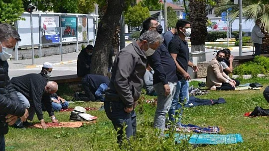 Ramazan ayının ilk cuma namazına yoğun katılım
