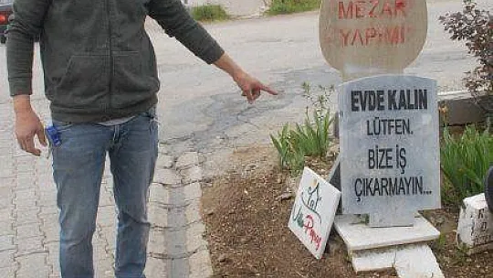 Mezar Yapım Ustasından Esprili Uyarı