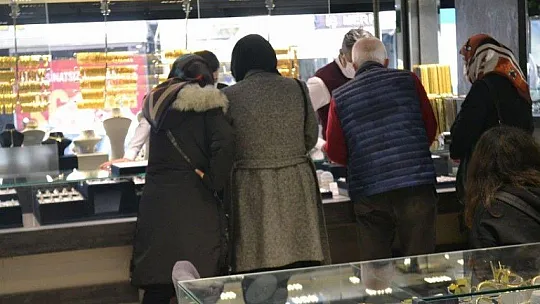 Altın fiyatlarının düşmesi sevgililere yaradı