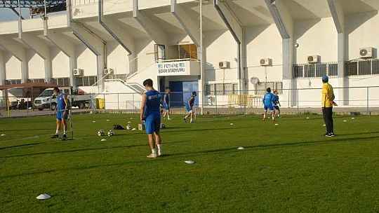 Fethiye'deki Futbolcular Sahaya İndi