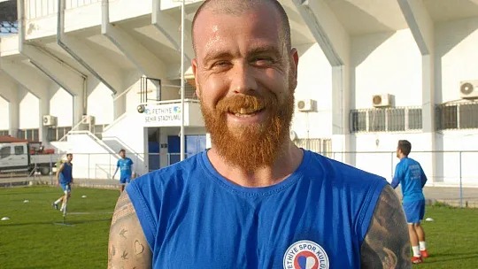 Fethiye'deki Futbolcular Sahaya İndi
