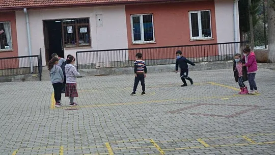 Okullarına koşarak gittiler