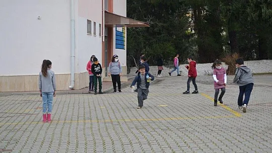 Okullarına koşarak gittiler