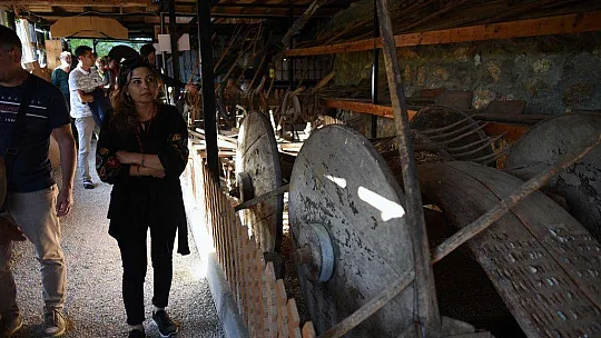 Ressamlar Müzelerde İncelemelerde Bulundu