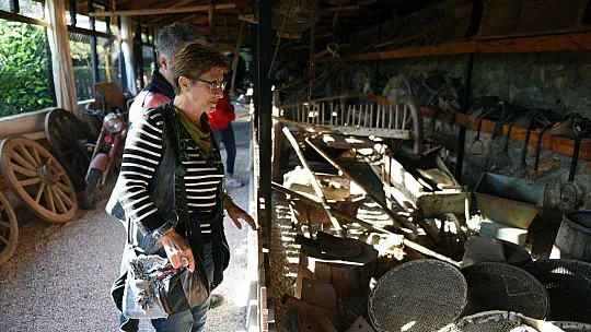 Ressamlar Müzelerde İncelemelerde Bulundu