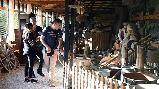 Ressamlar Müzelerde İncelemelerde Bulundu