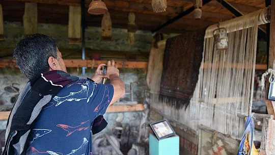 Ressamlar Müzelerde İncelemelerde Bulundu