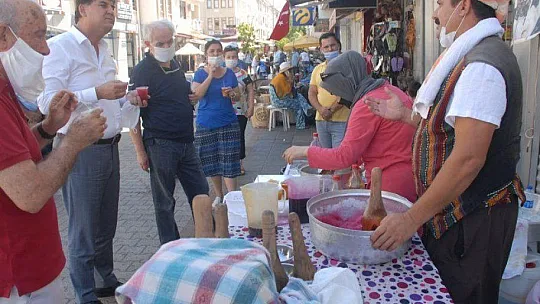 Geleneksel kar şerbeti etkinliğine Kaymakam ve Belediye Başkanı da katıldı 