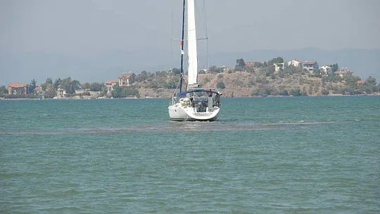 YELKENLİ TEKNE KENDİ İMKANLARIYLA KURTULDU